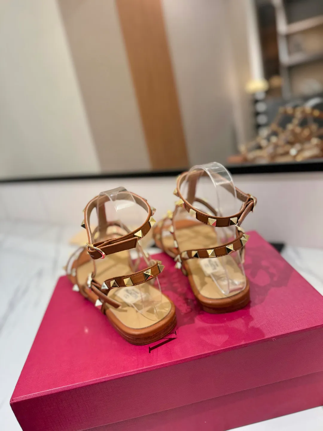 👟👟Ex-factory price 520👟👟 Valentino/Valentino rivet VT classic ankle-wrap rivet sandals, timeless 🆕 deeply rooted in people's hearts❤️A must-have item that never goes out of style🫰top replica! The side curves are perfect, the original molded custom-made rust-free rivets, and the textured hardware bring out a full sense of high-end, giving you a genuine foot feel! The first choice for high-end customers❤️ [Material] Upper: Original imported customized cowhide Inner lining: Original imported goatskin Outsole: Imported pearlescent leather outsole Code number: 35-39 [34, 40, 41, 42 are custom-made and cannot be returned or exchanged]